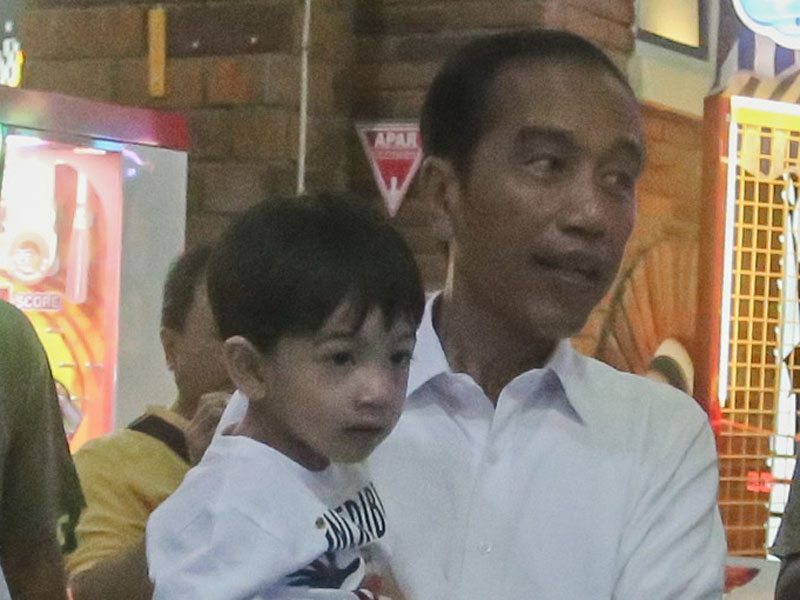 residen Joko Widodo bersama cucunya Jan Ethes .