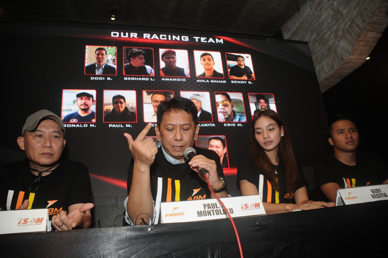 CEO ABM Motorsport, Paul Montolalu, bersama jajaran tim jelang Kejurnas ISSOM 2019 di Jakarta, Senin (1/4).