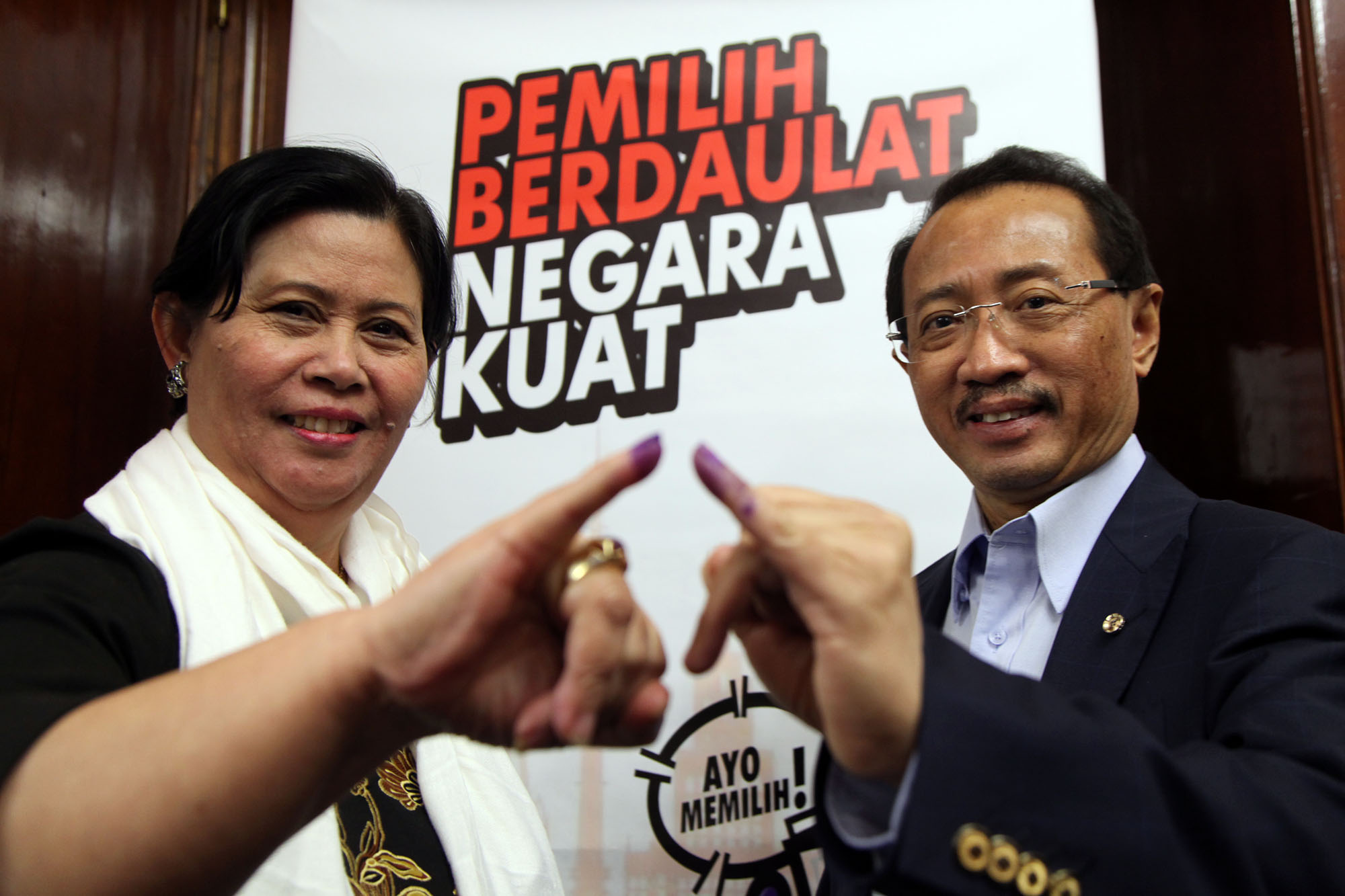 Duta Besar Indonesia untuk Federasi Rusia merangkap Republik Belarus Mohamad Wahid Supriyadi bersama istri seusai mencoblos, Minggu (14/4).