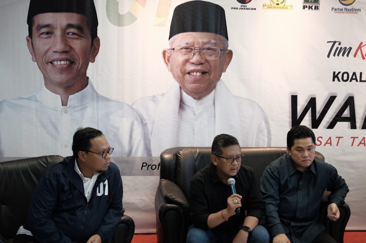 Sekretaris TKN Jokowi-Amin, Hasto Kristiyanti, di War Room TKN