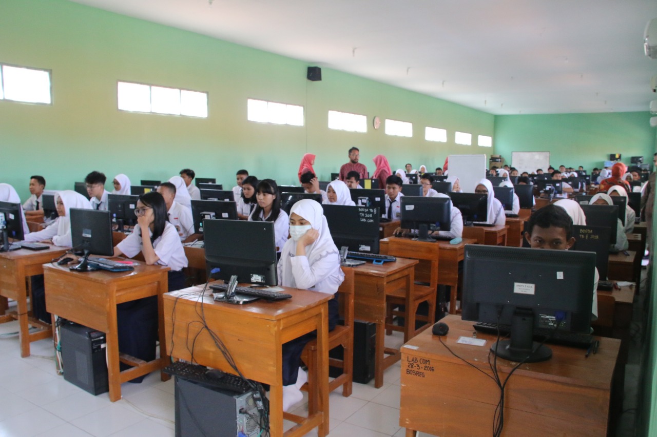 Lebih dari 50% pelajar SMP di Kabupaten Cianjur tidak bisa mengikuti UNBK tahun ini karena tidak ada komputer dan server.