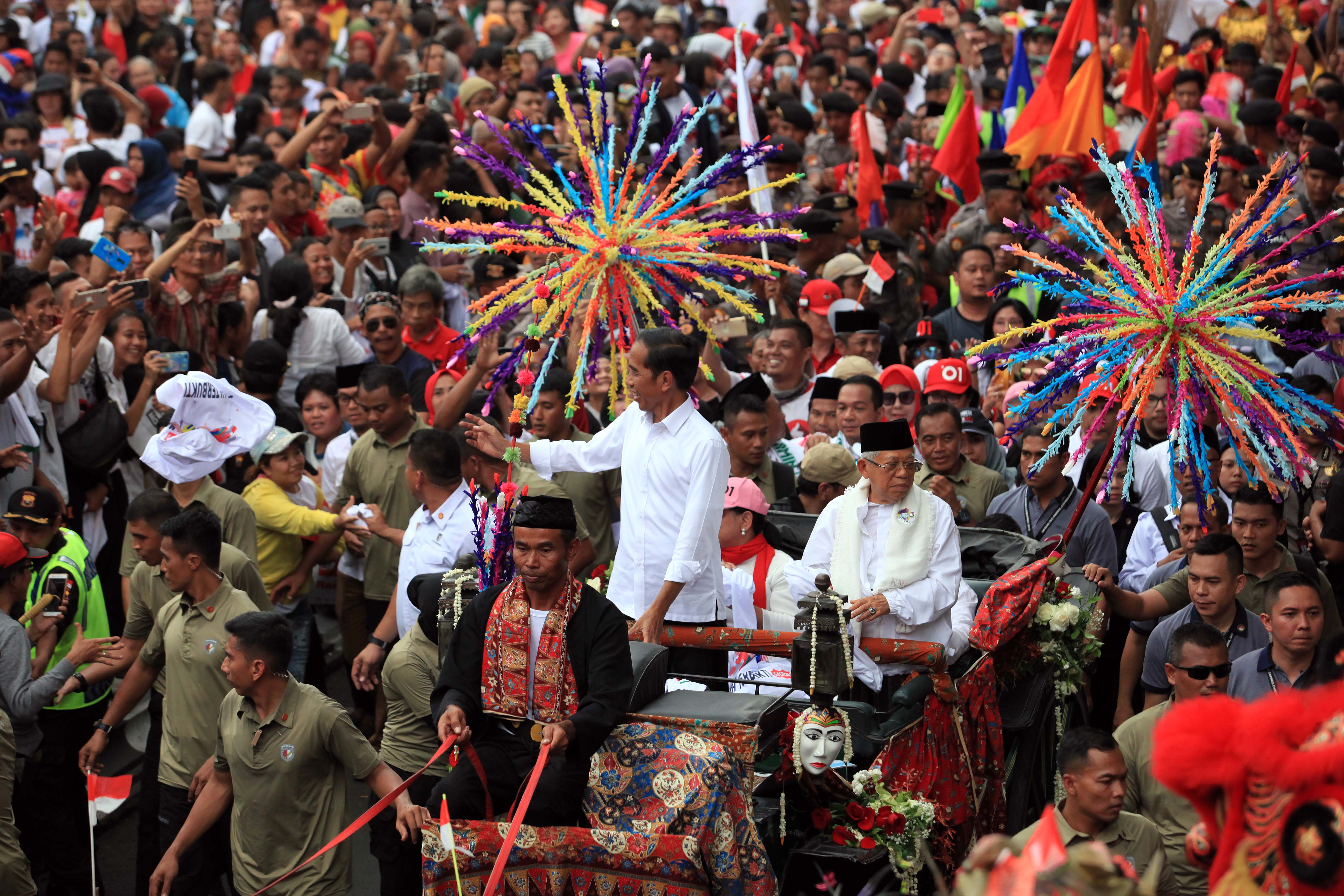  Pasangan capres-cawapres nomor 01 Joko Widodo-Ma'ruf Amin menaiki kereta kencana ketika melakukan kampanye terbuka di Tangerang