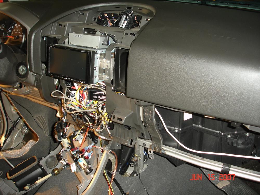 Potensi masalah storing biasanya akan semakin besar saat pemilik kendaraan memasang power amplifier tambahan untuk memperkuat suara audio.