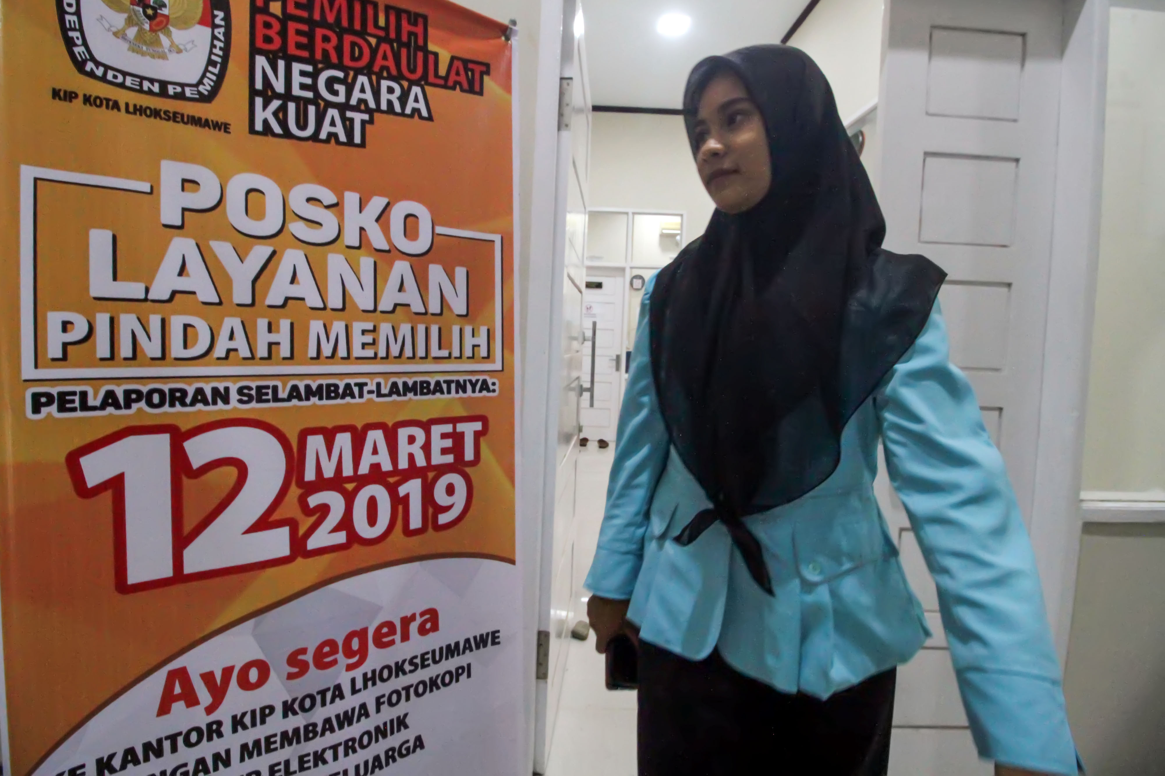 Spanduk pengumuman pindah memilih dari KPU