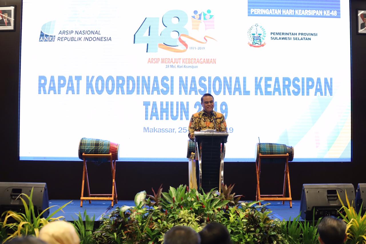 Menpan-RB Syafruddin berpidato di Hari Kearsipan Ke-48 di Makassar, Sulsel, Kamis (25/4).