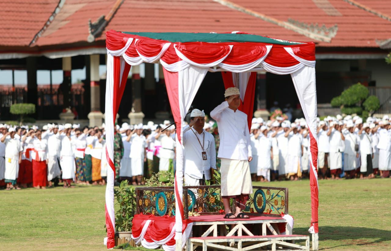 Bupati Klungkung, I Nyoman Suwirta, saat apel  peringatan Hari Puputan Klungkung ke-111 dan Hari Ulang Tahun Kota Semarapura, Kabupaten Klun
