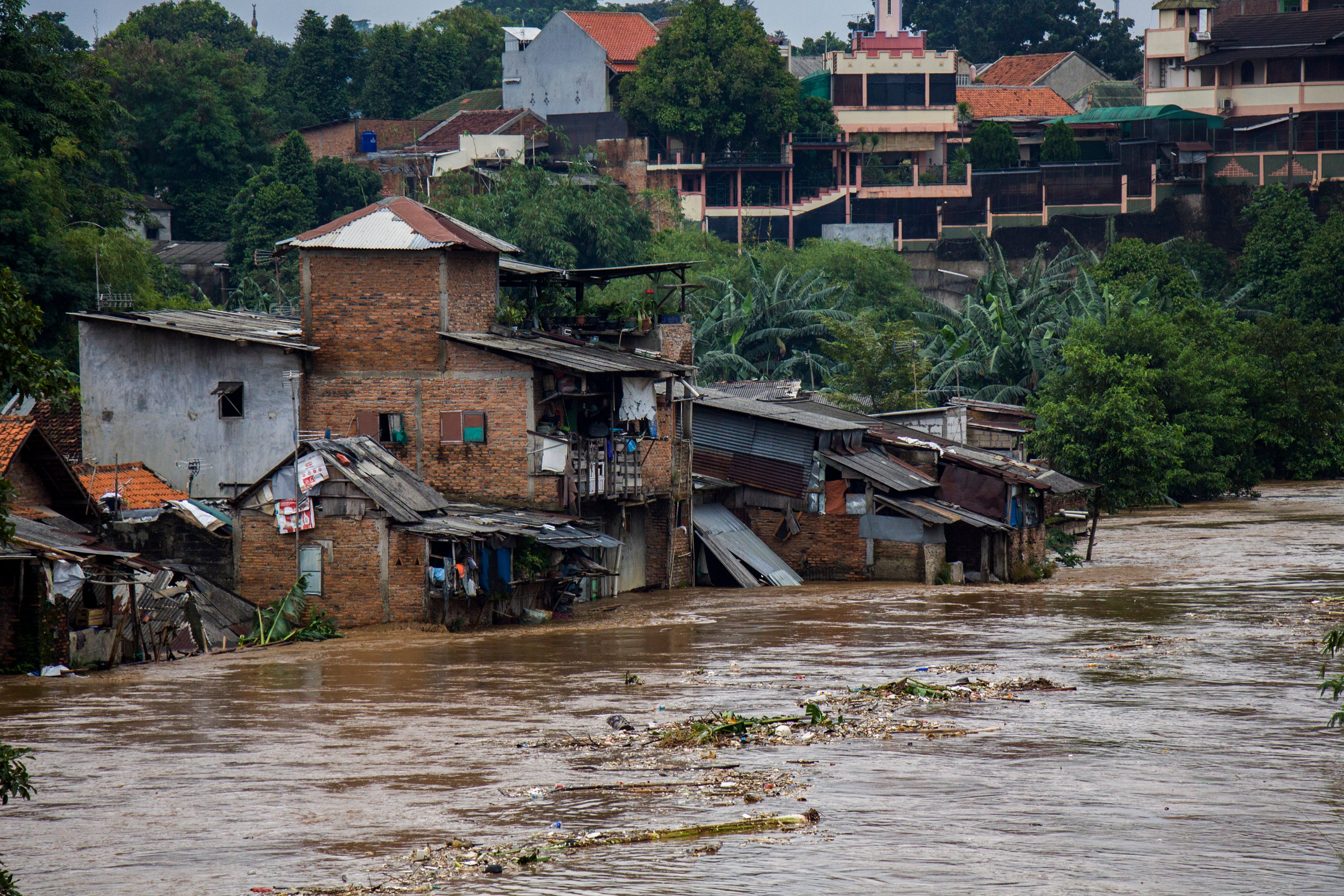 Suasana rumah warga di bantaran sungai Ciliwung yang terdampak banjir di Pejaten Timur, Pasar Minggu
