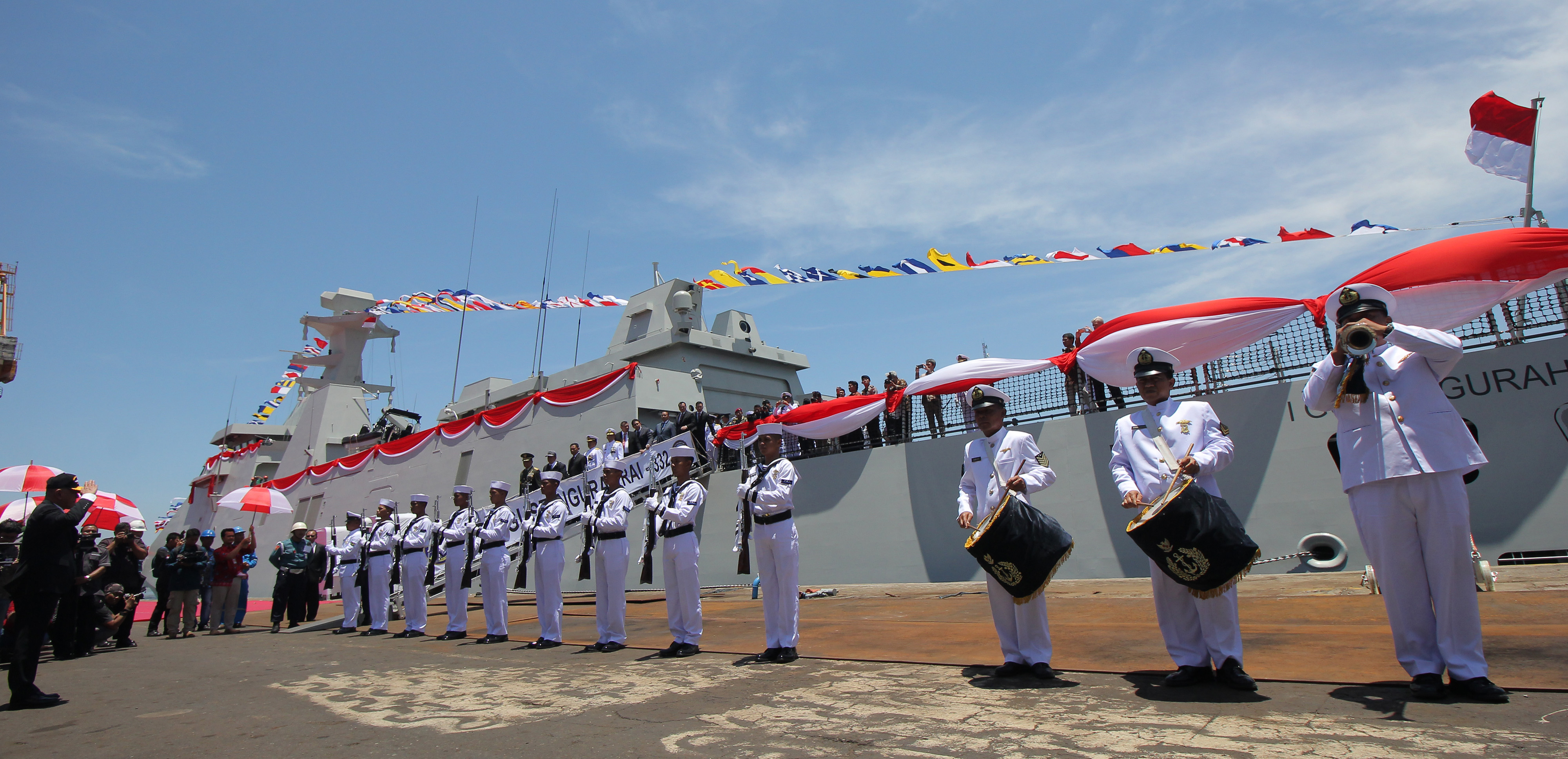 Sejumlah personel TNI Angkatan Laut berbaris di samping kapal KRI I Gusti Ngurah Rai-332 