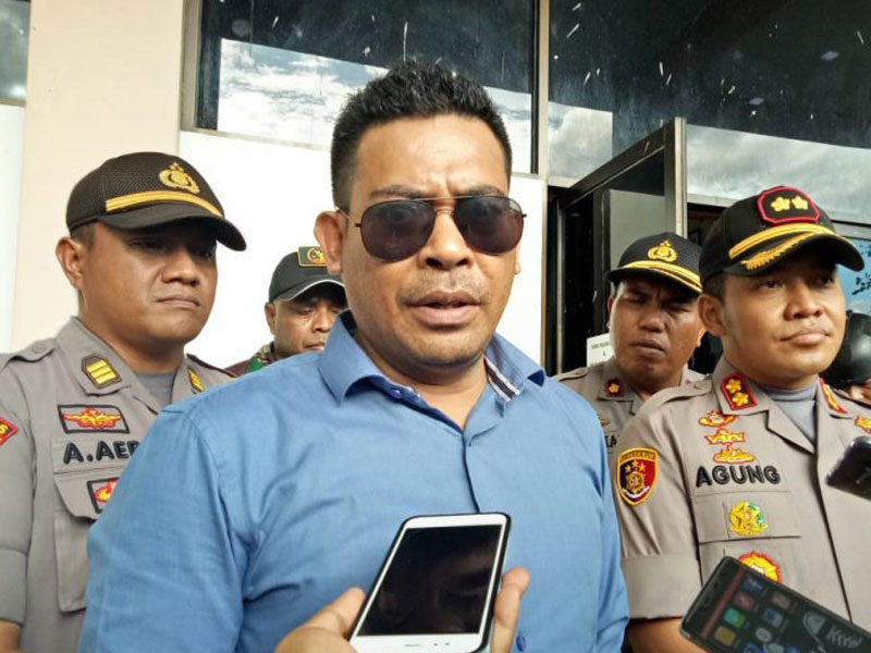 Ketua KPU Mimika Indra Ebang Ola didampingi Kapolres Mimika AKBP Agung Marlianto memberikan keterangan pers kepada awak media di Timika
