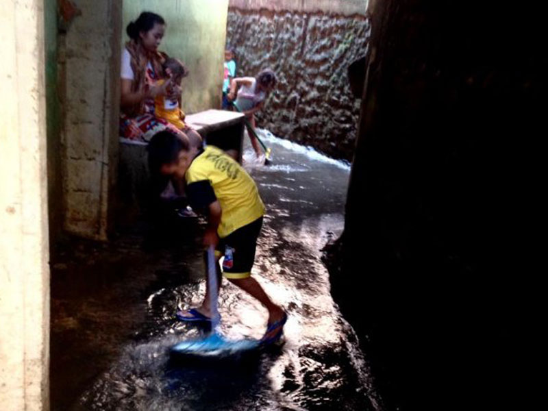 Anak-anak menyerok air yang menggenangi halaman rumahnya di RT 11 RW 05 Kebon Pala, Kelurahan Kampung Melayu, Jakarta Timur, Kamis (25/4/201