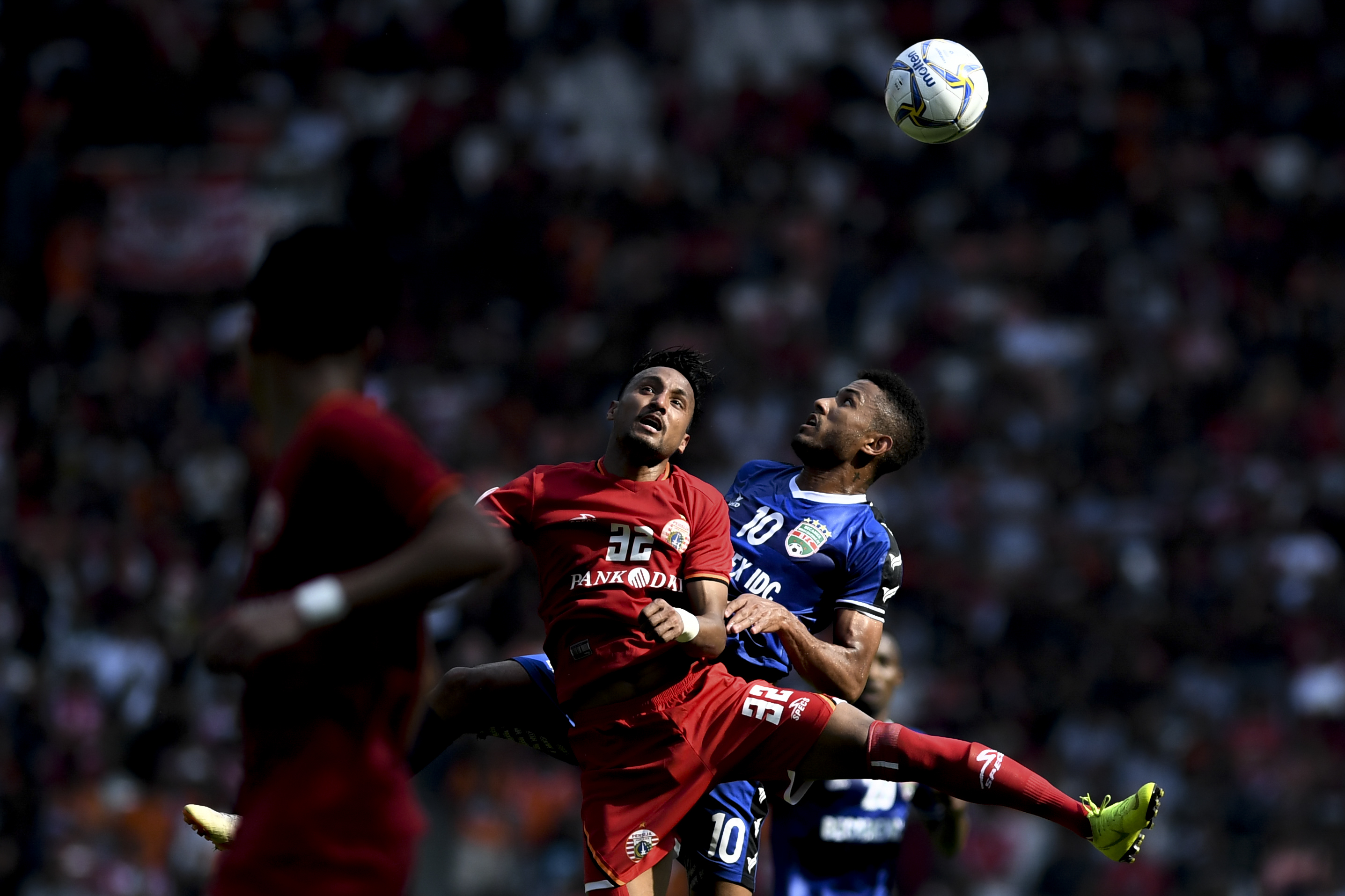Pemain Persija Rohit Chand berduel udara dengan pemain Becamex Binh Duong di laga Grup G Piala AFC.