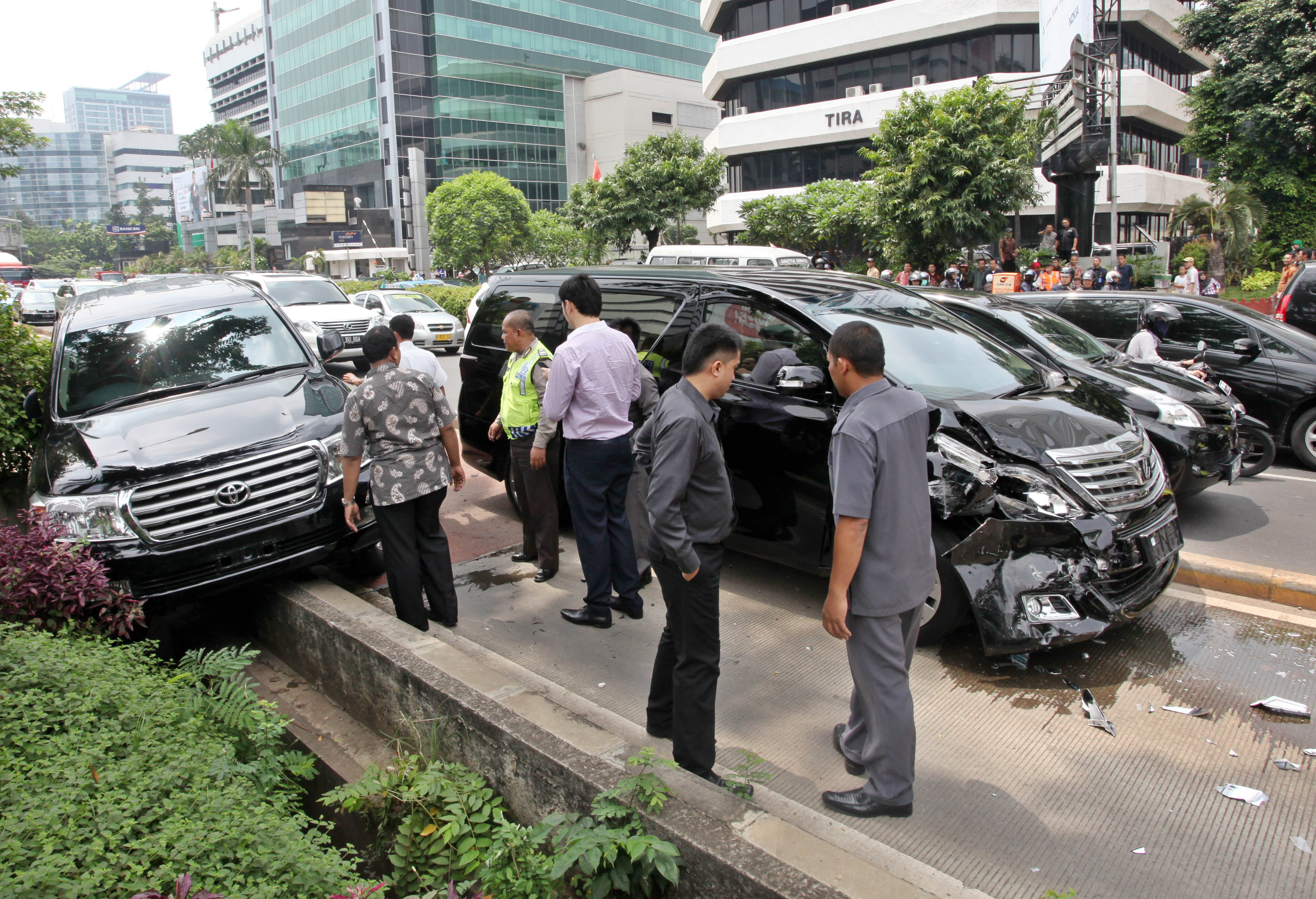 Tabrakan di Jalan HR Rasuna Said, Kuningan, Jakarta.