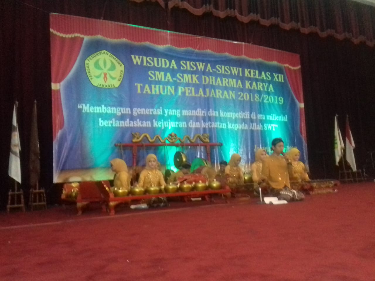  Acara Wisuda SMA dan SMK Dharma Karya, Rabu (24/4).