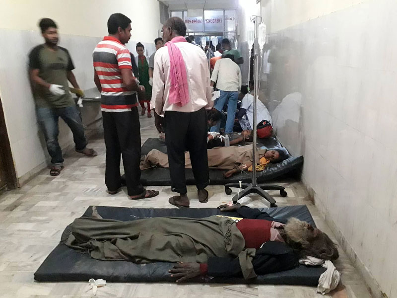 Korban terjangan badai di rawat di Rumah sakit di daerah Birgunj.