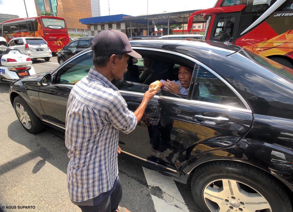 Pria tua yang mendatangi dan mengetuk kaca kendaraan Capres 01 Jokowi untuk bersalaman. 