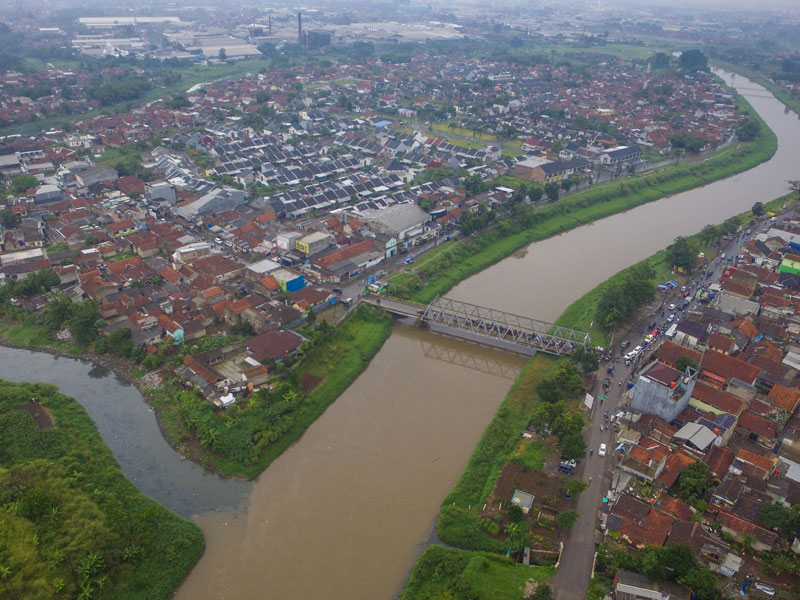 limbah pabrik yang dibuang di Daerah Aliran Sungai (DAS) Citarum