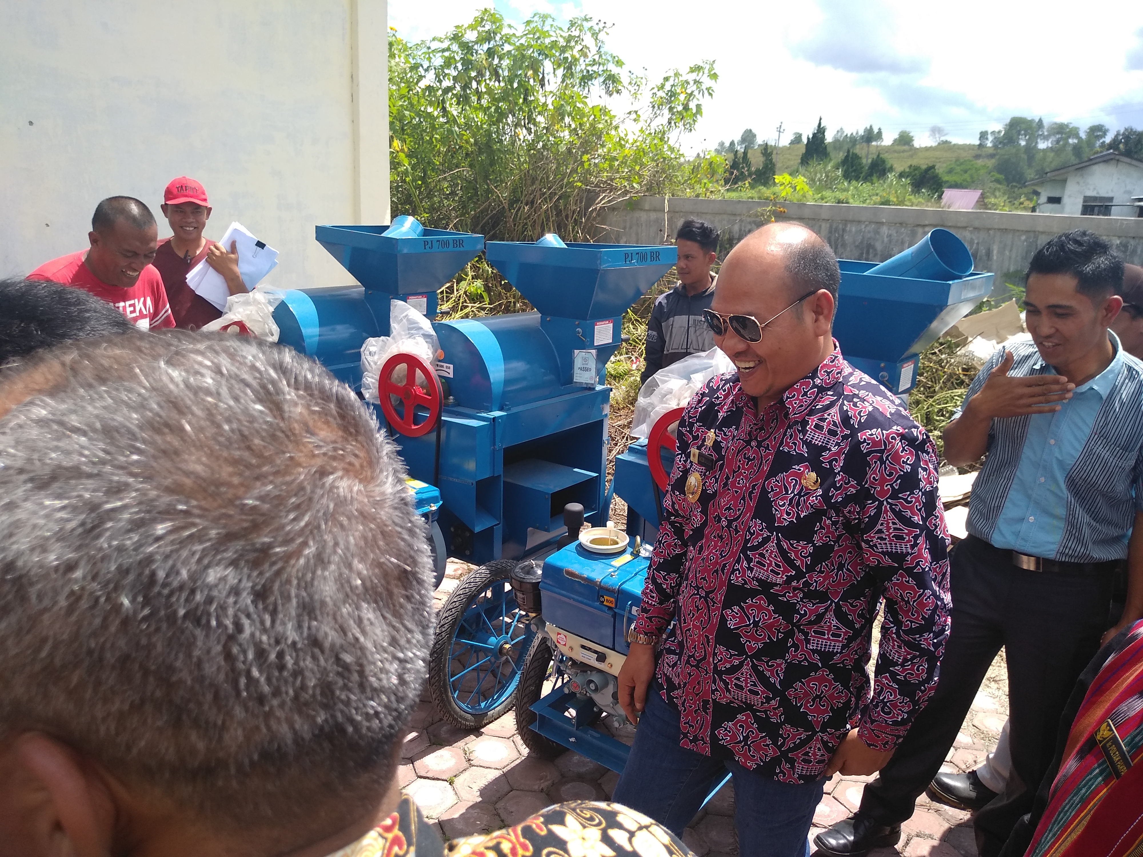 Bupati Tapanuli Utara Nikson Nababan saat membagikan alsintan, Jumat (5/4).