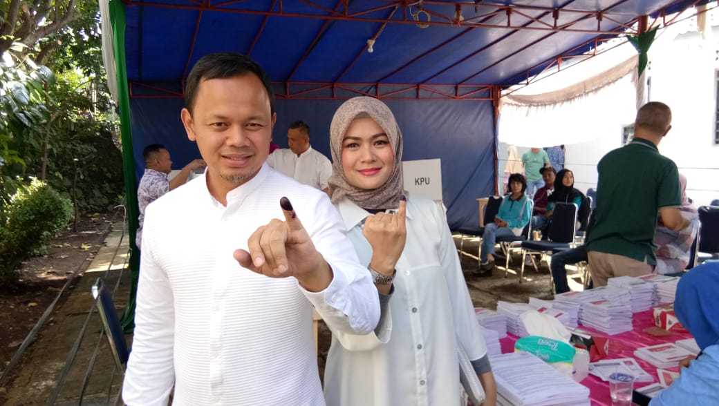  Waketum PAN Bima Arya dengan istrinya Yane Ardian, saat seusai pemungutan suara, Rabu (17/4).