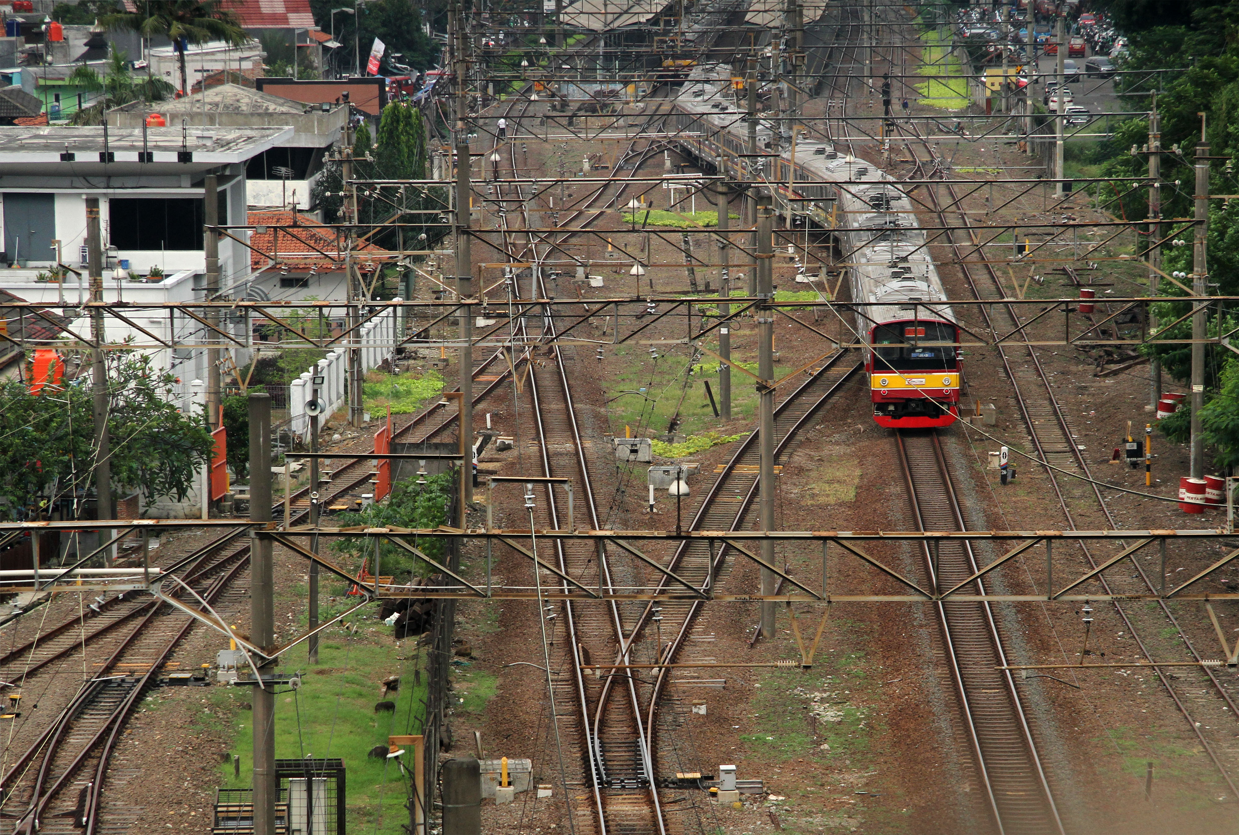 Kereta listrik melintas di jalur rel kereta Stasiun Bekasi di Bekasi