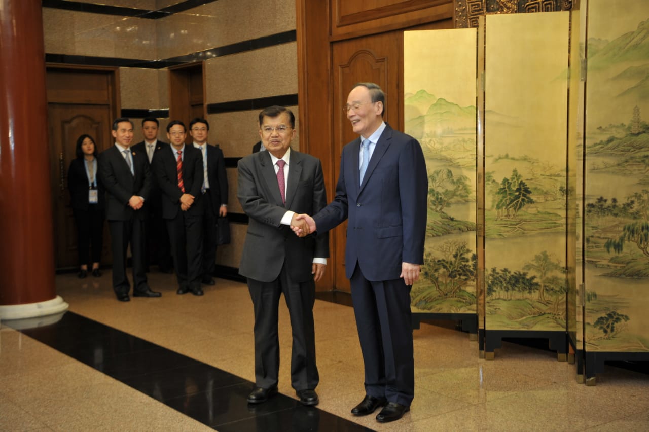 Wakil Presiden Jusuf Kalla disambut wakil Presiden Tiongkok Wang Qishan di beijing, Tiongkok, Kamis (25/4)