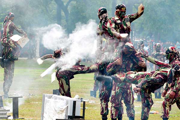 PERAYAAN HUT KE-67 KOPASSUS: Prajurit Kopassus TNI-AD melakukan unjuk kebolehan dalam peringatan HUT Ke-67 Kopassus di Mako Kopassus, Cijant
