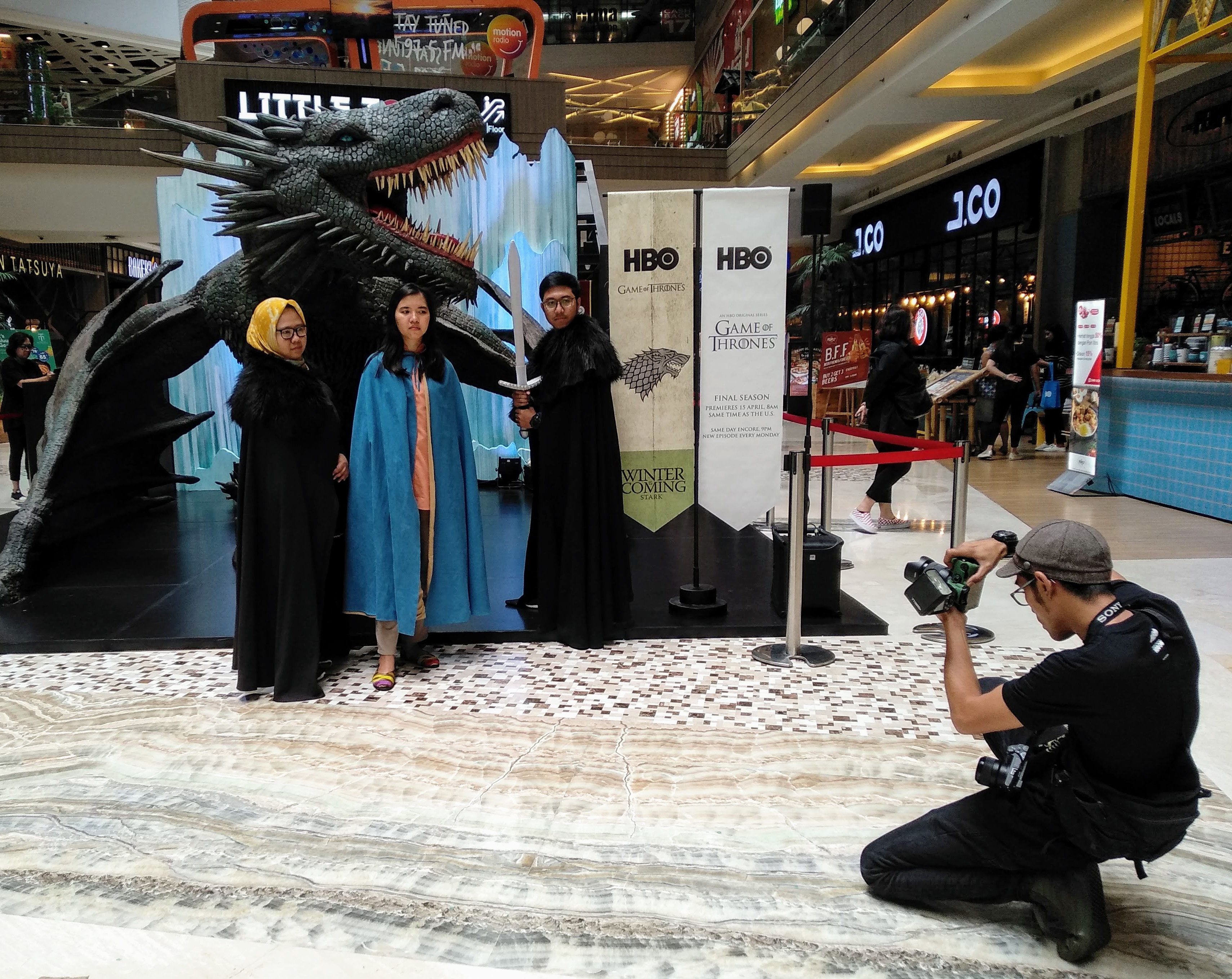 Penggemar serial drama fantasi Game of Throne (GoT) foto bersama di depan replika Naga Es, di Food Society, Mall Kota Kasablanka, Jakarta.