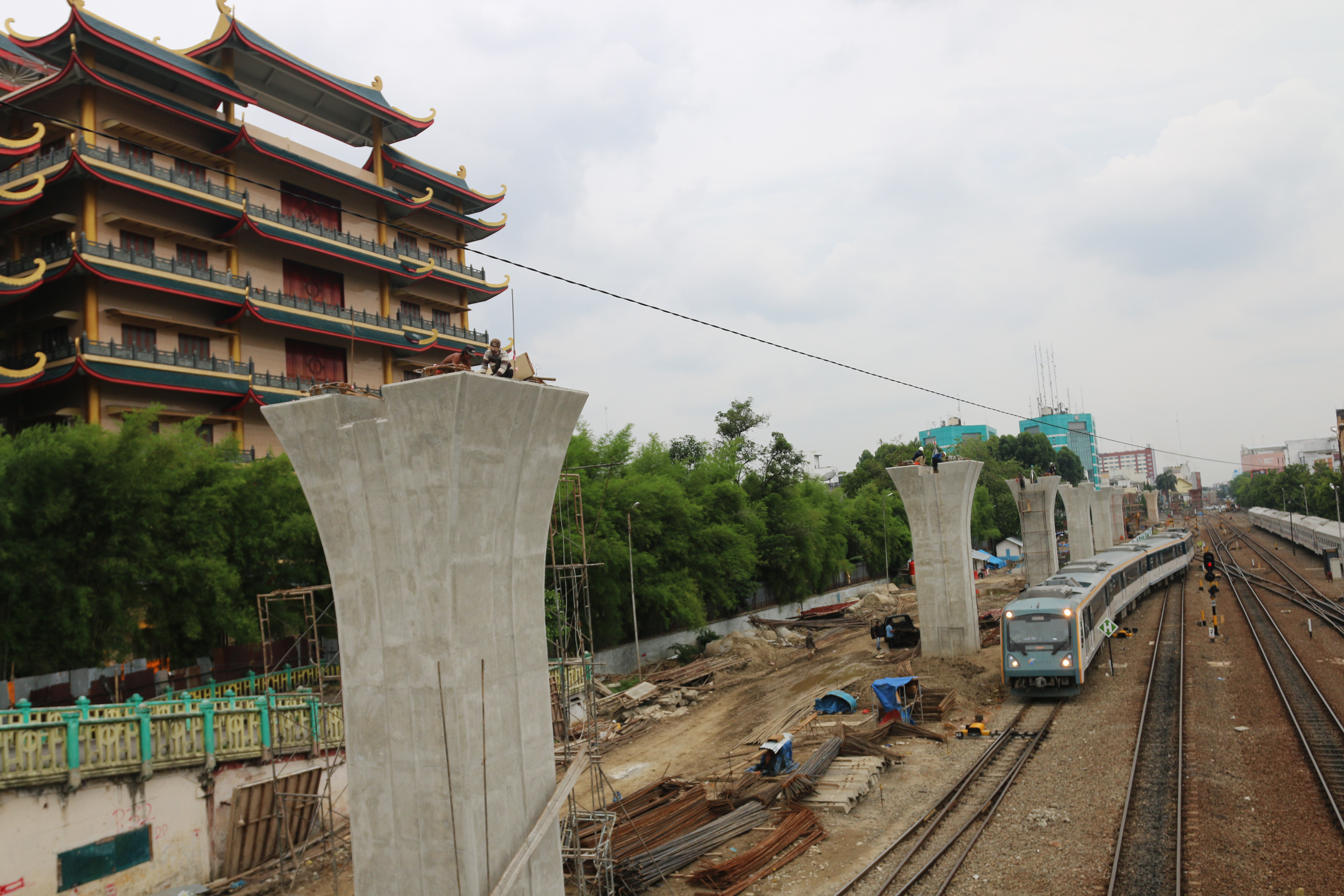 Pembangunan rel kereta layang sepanjang delapan kilometer dari Medan menuju Bandara Kualanamu, Deli Serdang