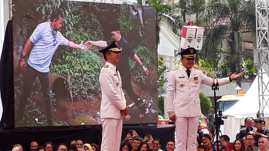 Wali Kota Bogor Bima Arya (kanan) didampingi Wakil Wali Kota Bogor Dedie A Rachim meluncurkan program Berlari, Minggu (21/4).