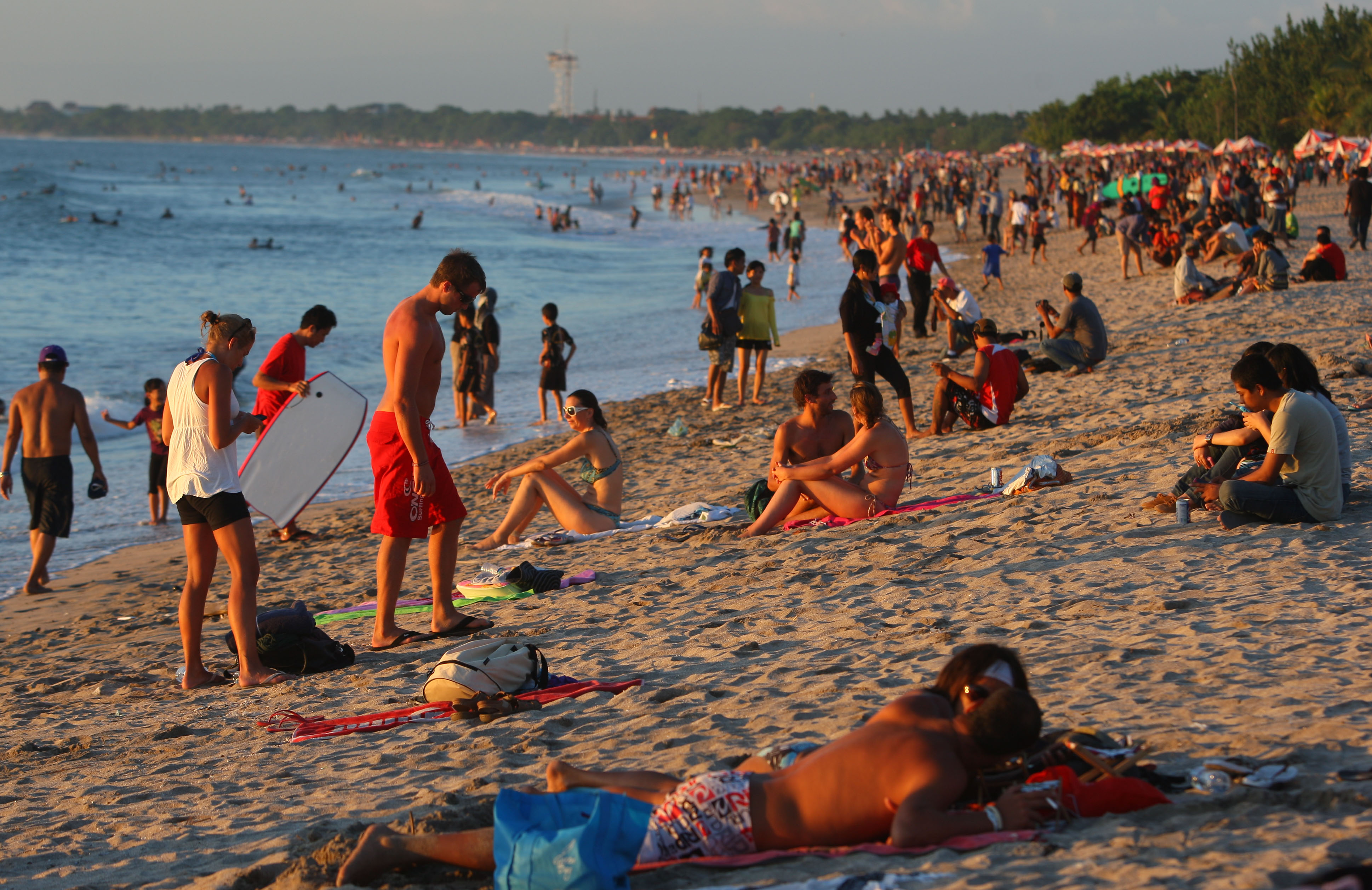 Wisatawan asing di pantai Kuta, Bali.