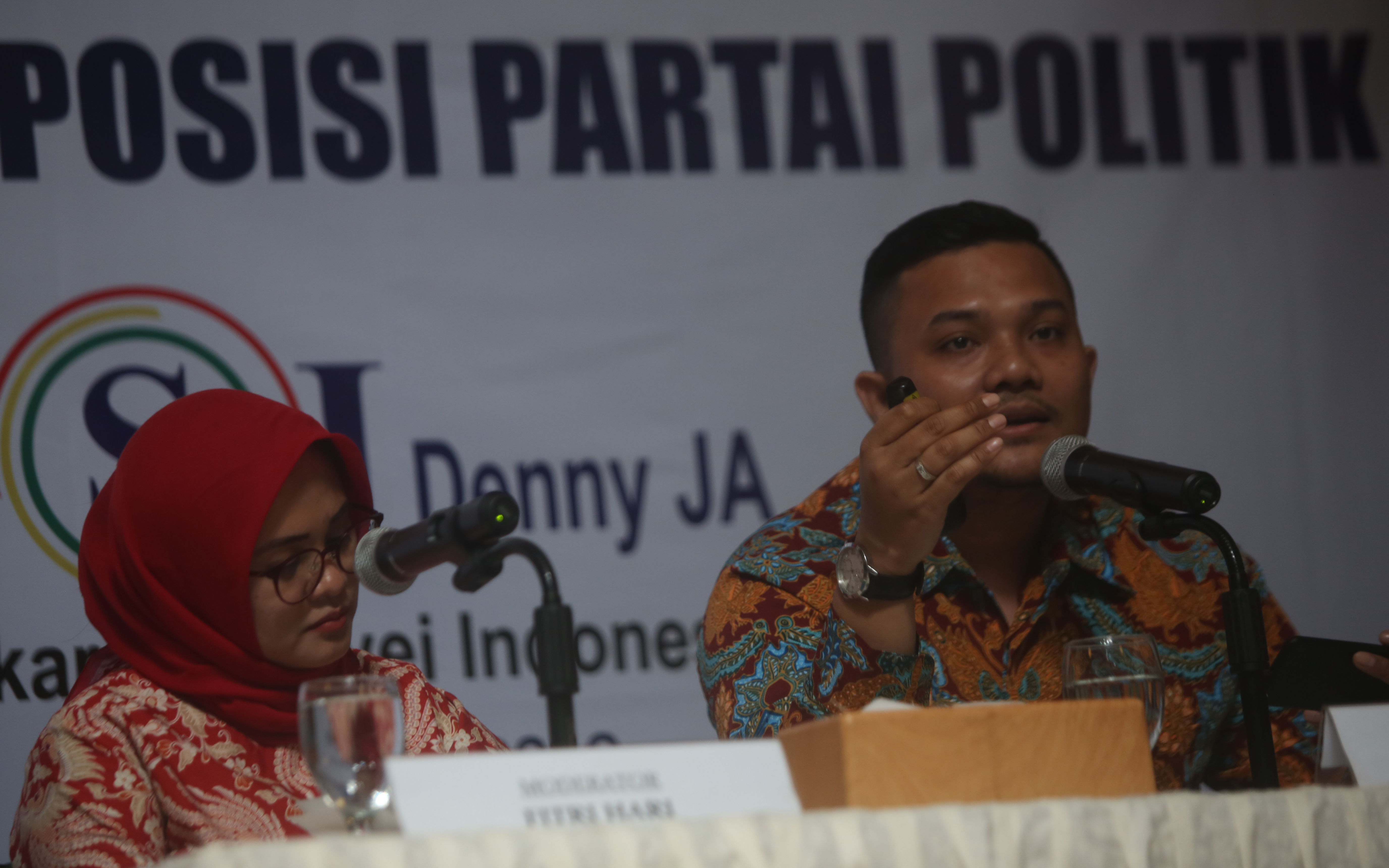  Peneliti LSI Denny JA, Rully Akbar (kanan) dan Moderator Fitri Hari saat memberikan keterangan hasil survey terkait pengaruh caleg 
