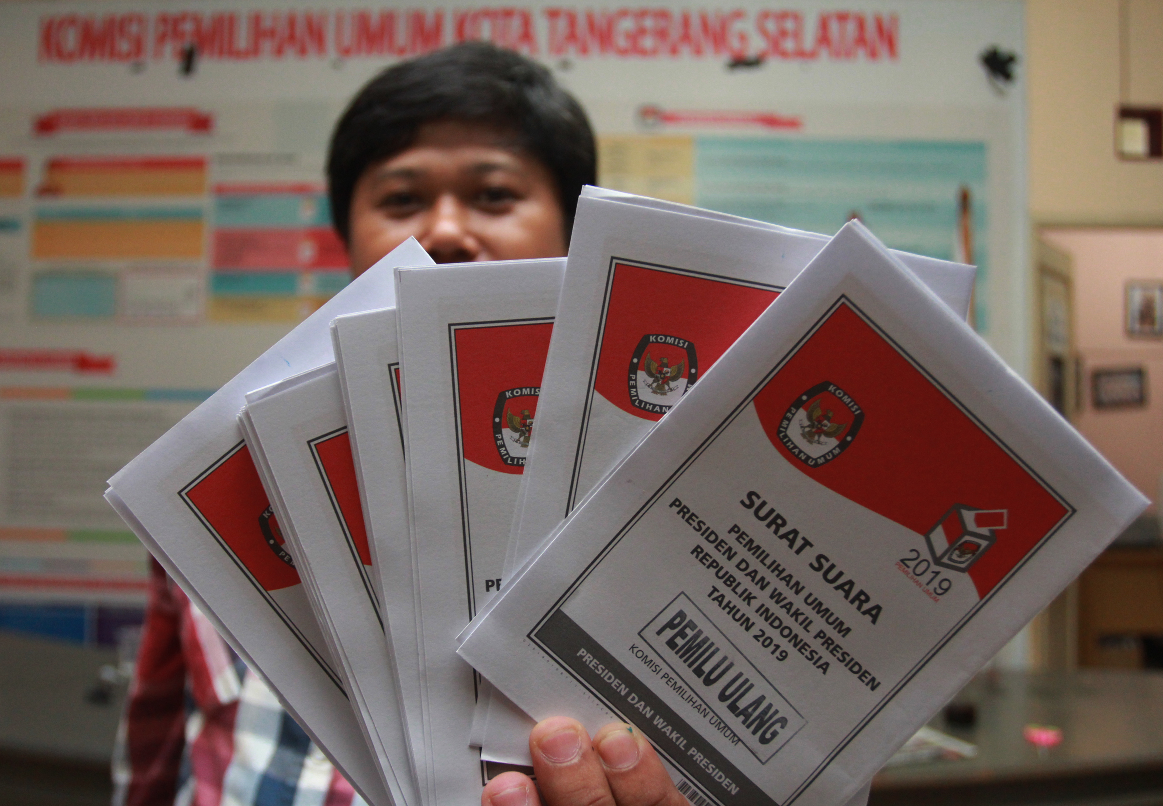Petugas KPU Tangerang Selatan menunjukan surat suara Pilpres untuk pelaksanaan Pemungutan Suara Ulang (PSU) Pemilu 2019.