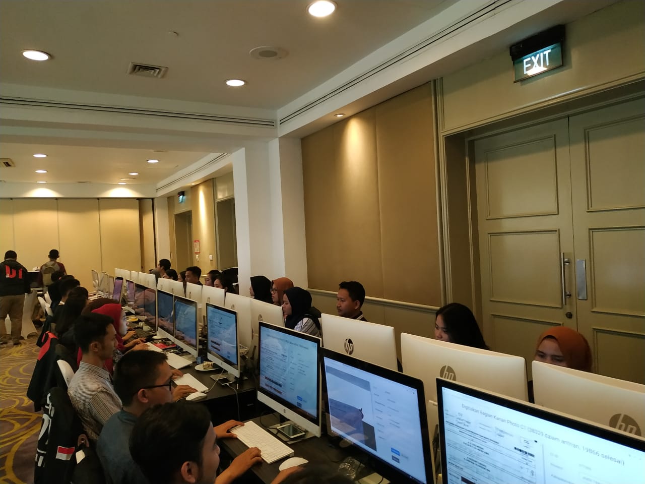 Suasana War Room TKN Jokowi-Amin
