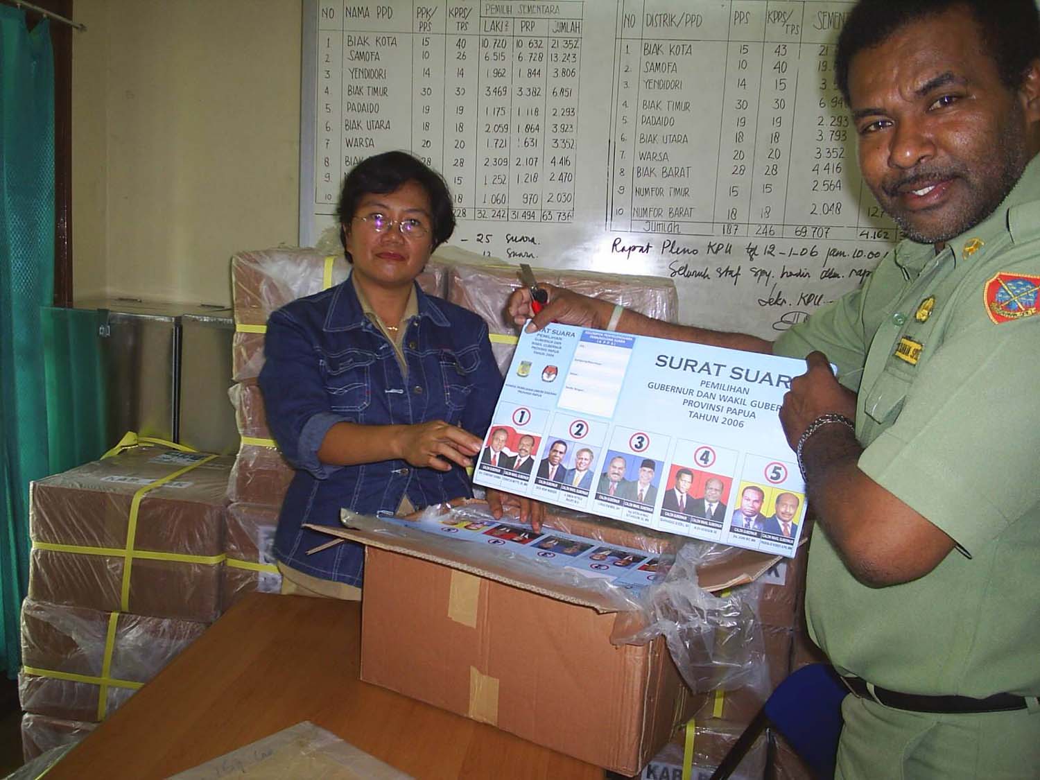  Dua petugas KPU Biak memperlihatkan contoh kartu suara pilkada gubernur Papua di Biak, Sabtu (11/2)