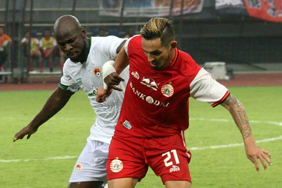  Pesepak bola Kalteng Putra FC Onorionde Kughegbe (kiri) berusaha membayangi pesepak bola Persija Jakarta Silvio Escobar Benitez (kanan)