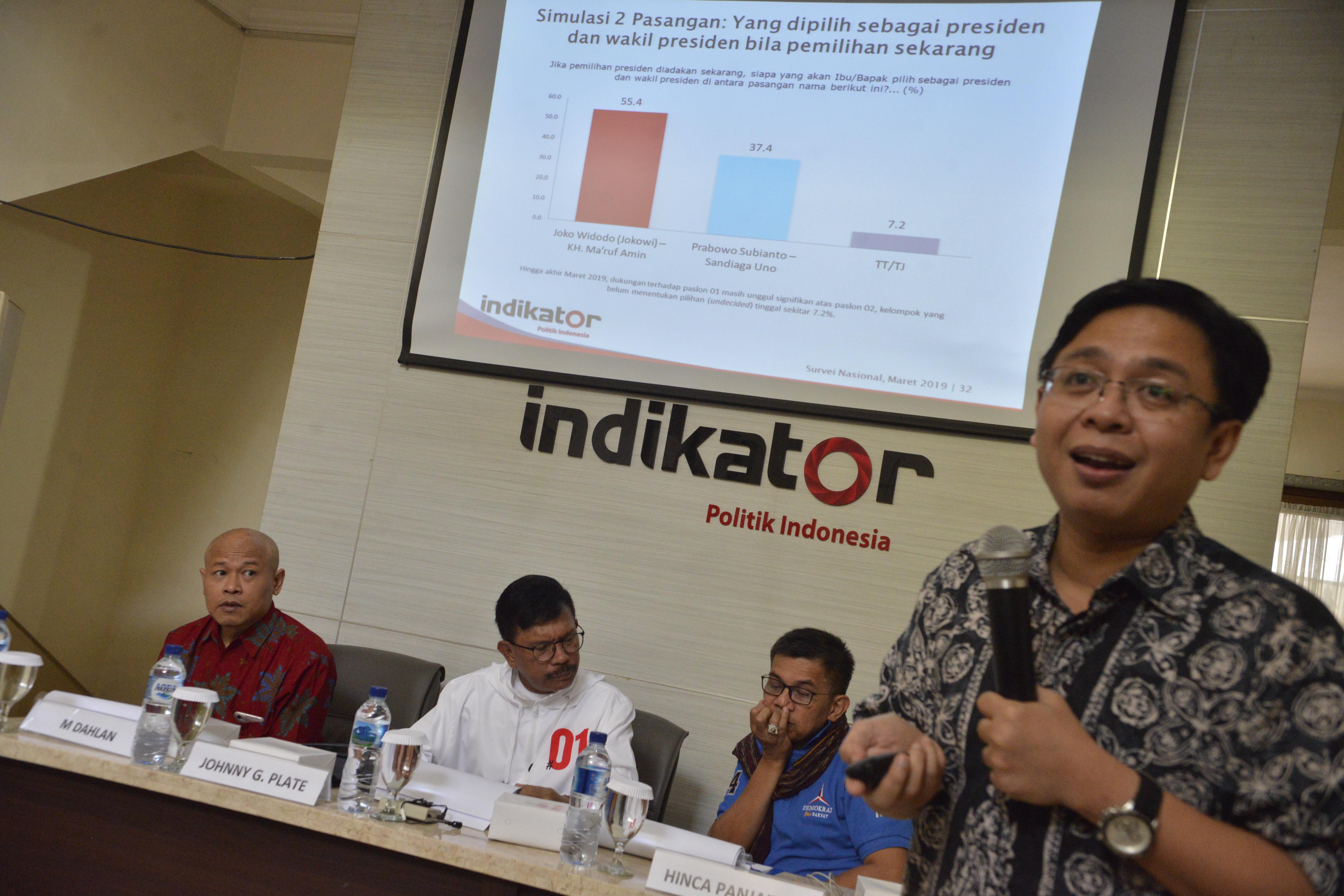 Direktur Eksekutif Indikator Politik Indonesia Burhanuddin Muhtadi (kanan) memaparkan hasil survei terkait Pilpres 2019.