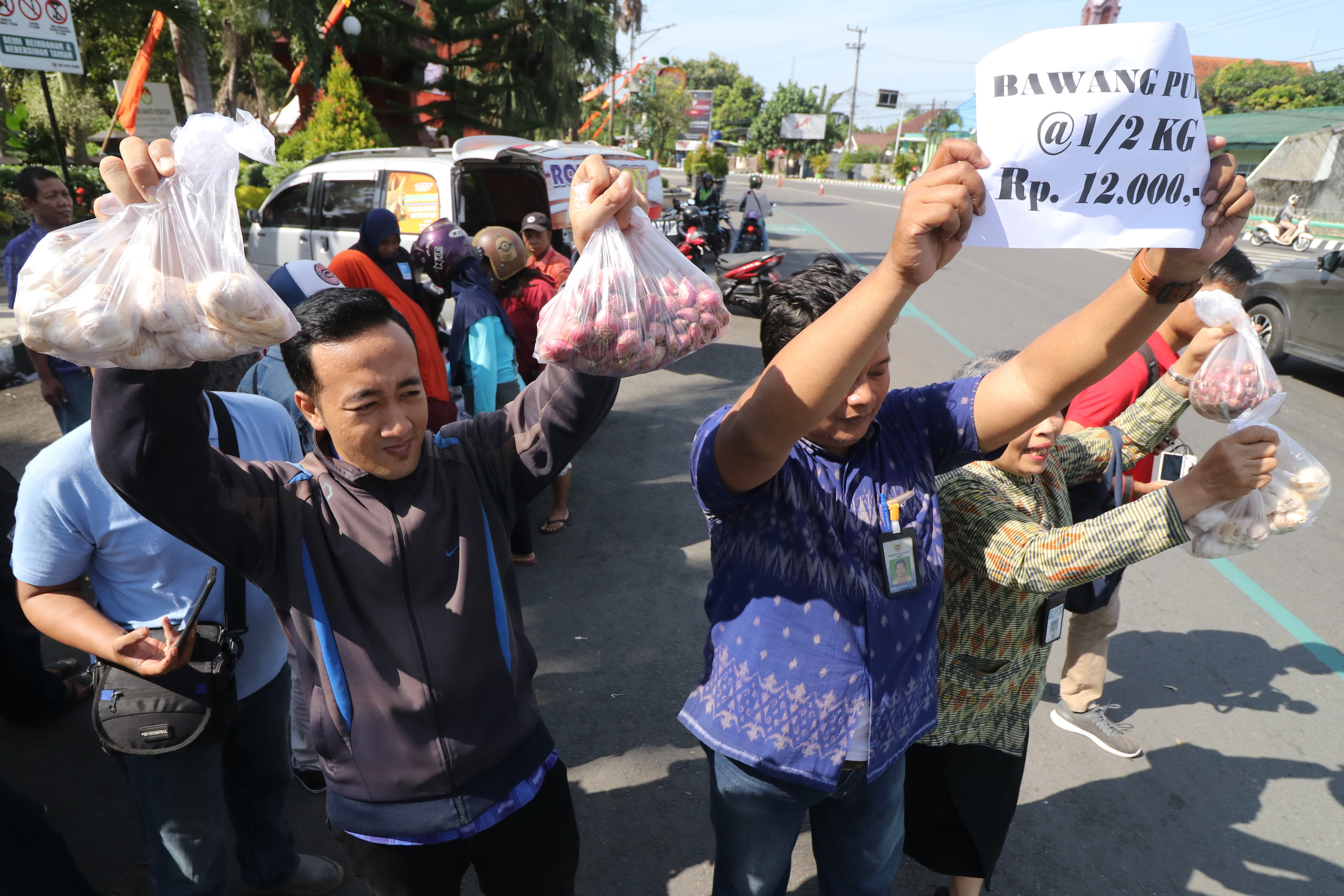 Tim Pengendali Inflasi Daerah (TPID) menawarkan bawang putih saat operasi pasar di Kota Kediri, Jawa Timur, Kamis (25/4). 