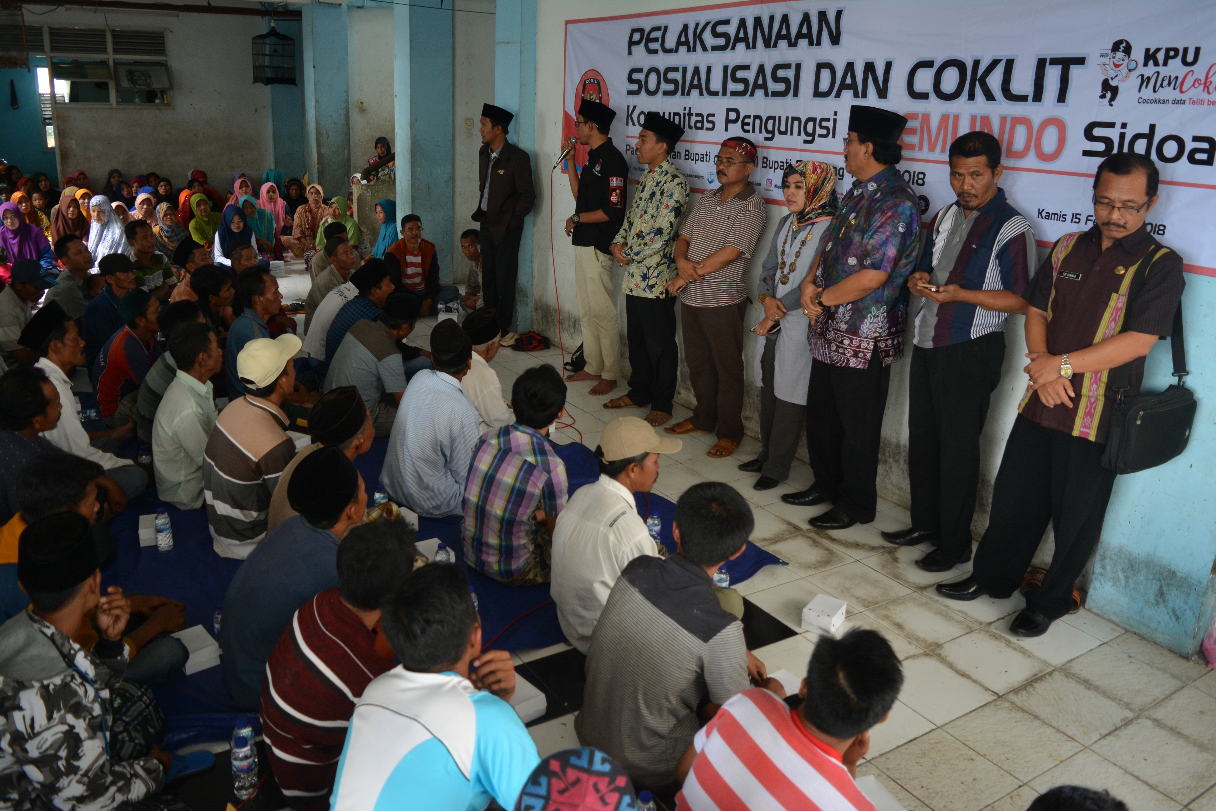 Petugas KPU Sampang melakukan sosialisasi di tempat tinggal pengungsi Syiah Sampang di Sidoarjo, Jatim, beberapa waktu lalu.