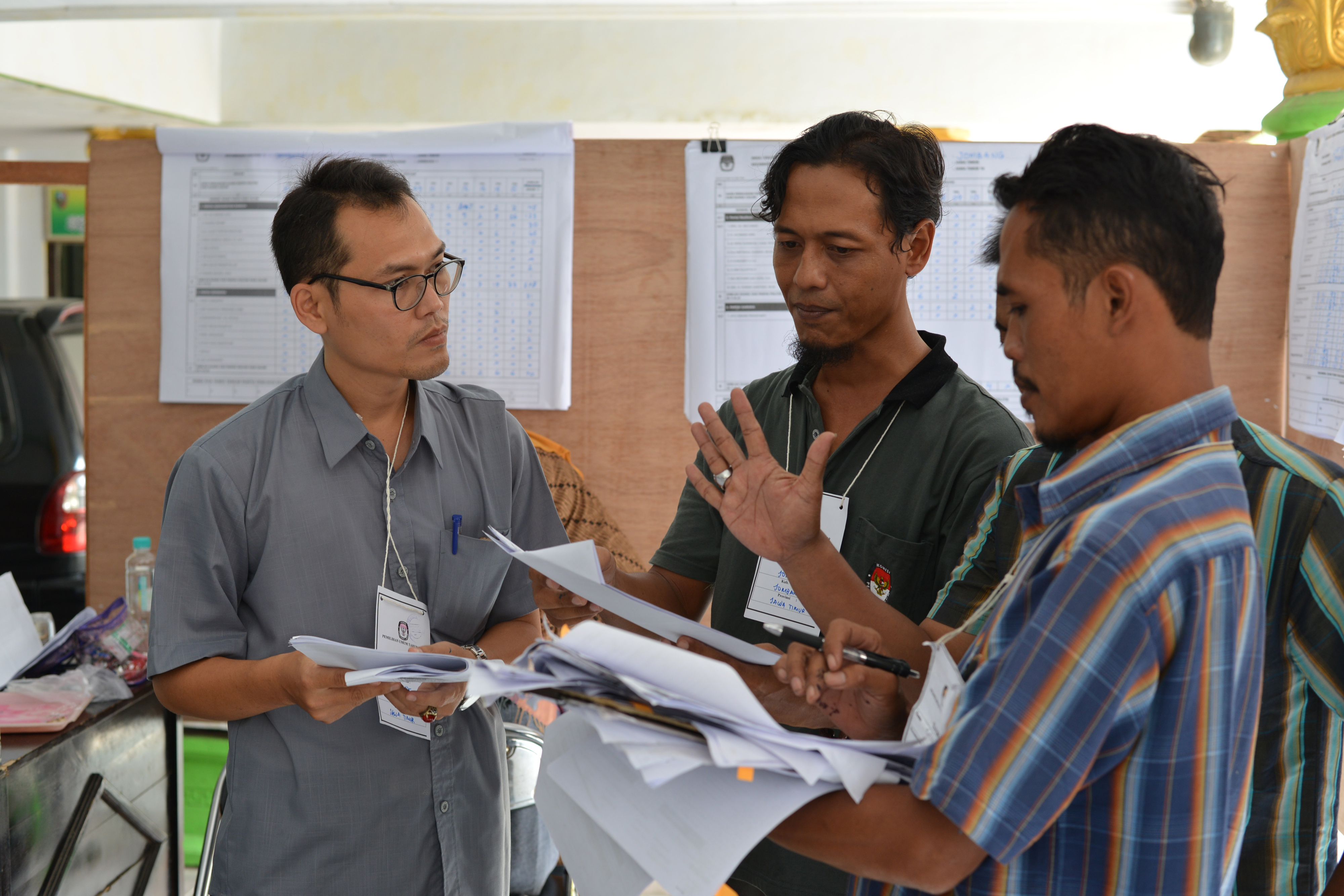 Panitia Pemungutan Suara (PPS) melakukan rekapitulasi hasil penghitungan suara pemilu 2019 di Kecamatan Jombang, Jawa Timur.