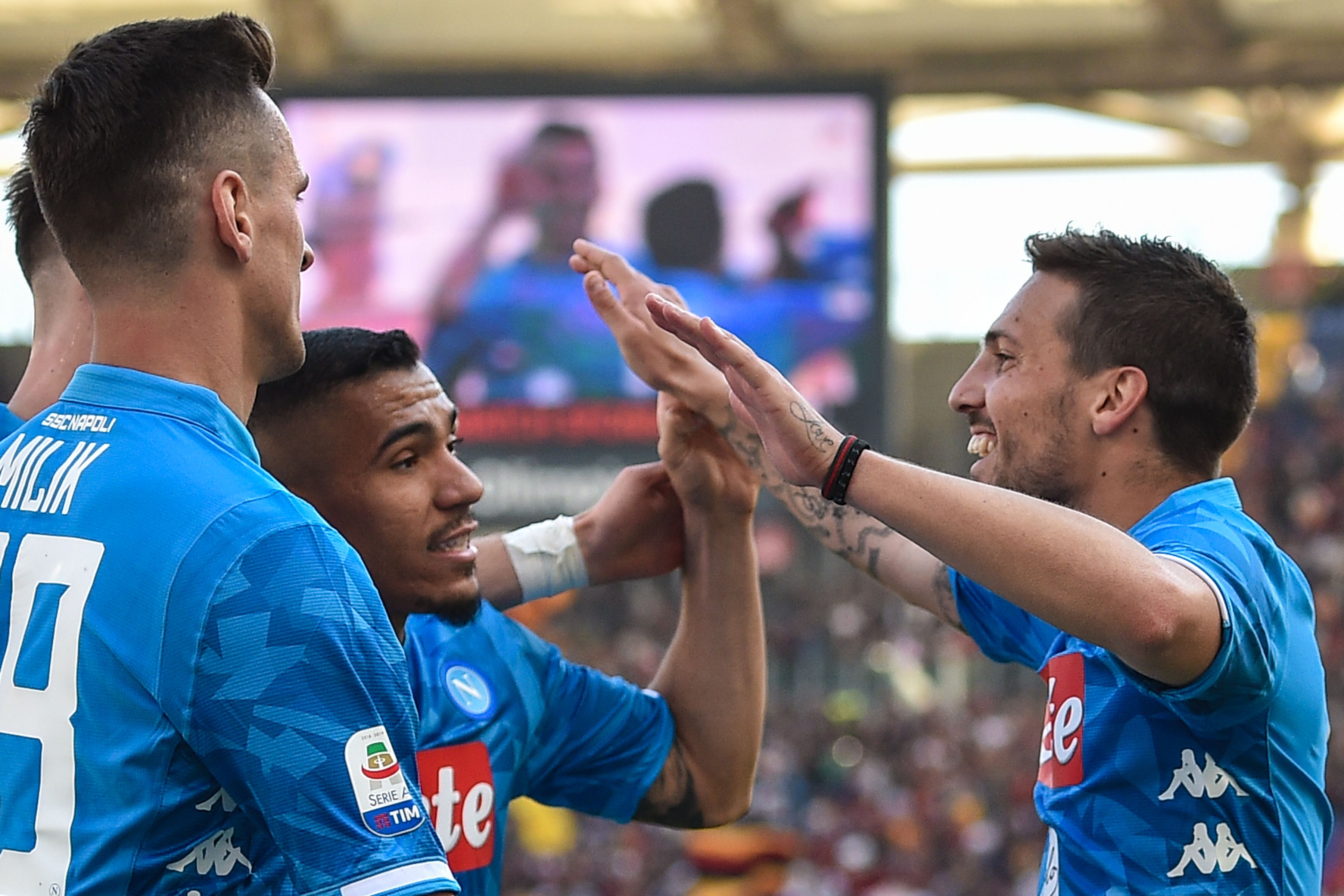 Pemain Napoli melakukan selebrasi usai berhasil membekuk Roma di paruh kedua dengan 3 gol sehingga hasil akhir menjadi 4-1, Minggu (31/3).