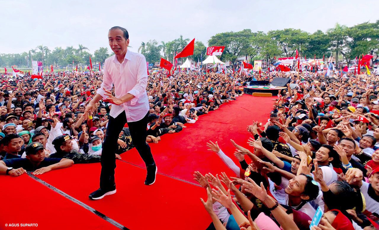 Calon presiden nomor urut 01 Joko Widodo basah kuyup saat kampanye terbuka di tengah hujan di Lapangan Dukuhsalam, Kabupaten Tegal, Jateng.