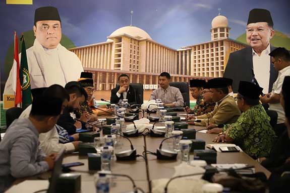 Wakil  Ketua Umum Dewan Masjid Indonesia (DMI), Syafruddin saat memimpin rapat harian DMI di Jakarta, Senin (1/4).