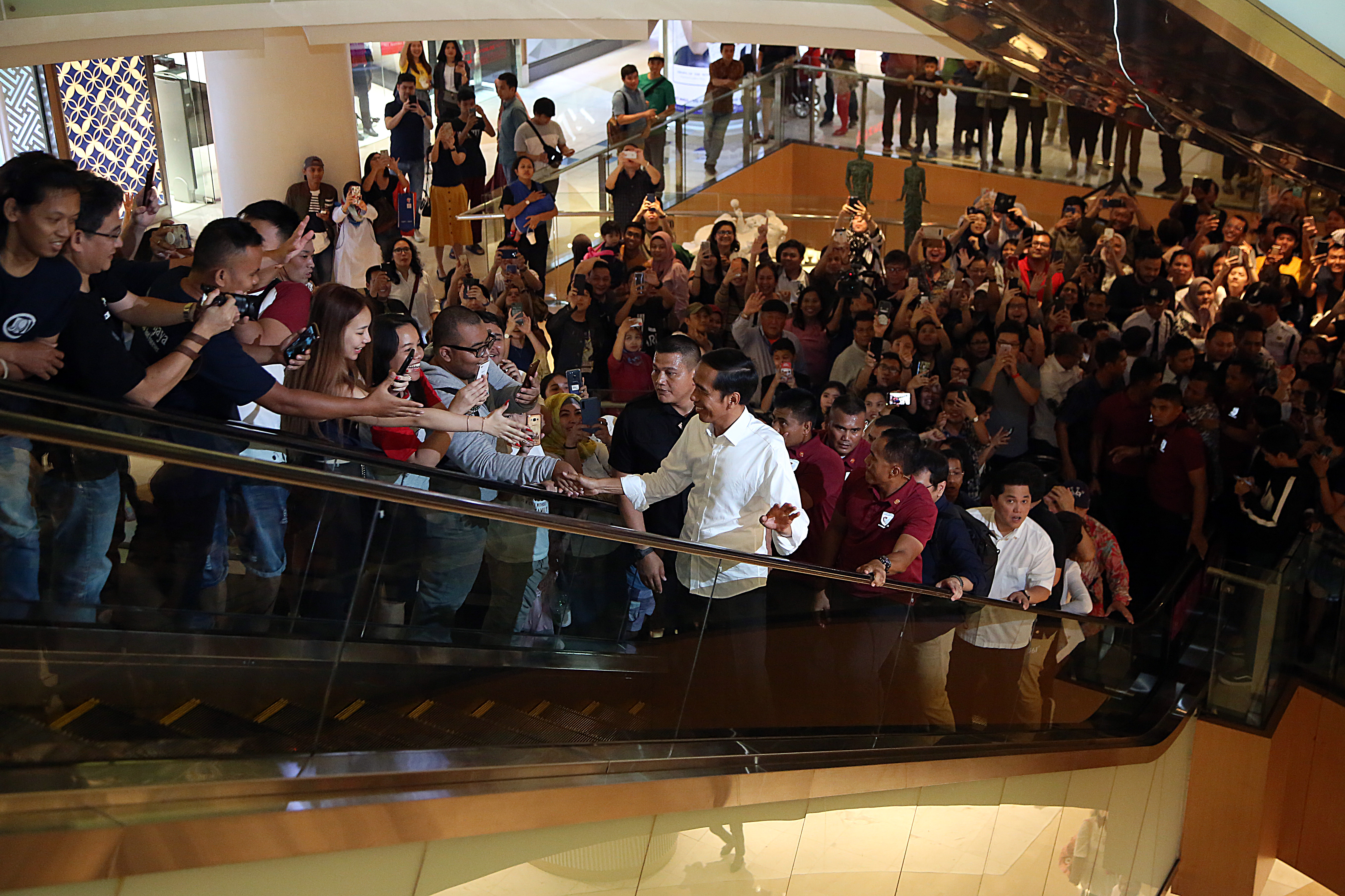 Presiden Joko Widodo menyapa warga saat berkunjung ke pusat perbelanjaan Grand Indonesia, Jakarta, Sabtu (20/4).