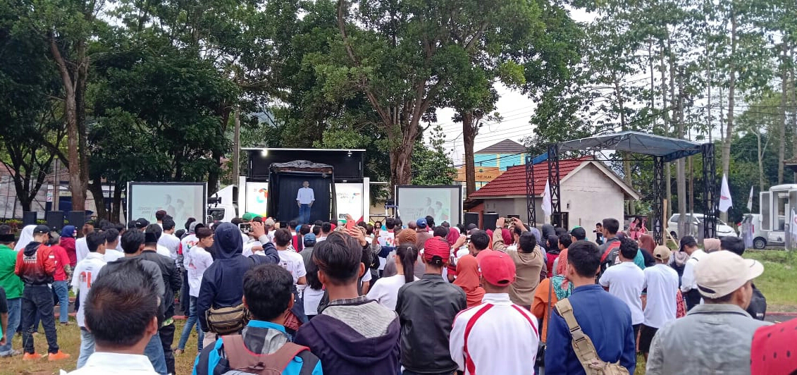 Masyarakat Kecamatan Sukanagara, Kabupaten Cianjur, Jawa Barat, menghadiri virtual hologram di Alun-Alun Tarumanagara, Kamis (4/4) petang.