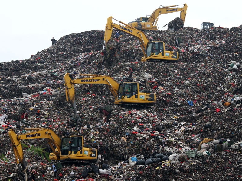 Tumpukan sampah TPST Bantargebang