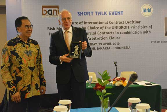 Wakil Ketua BANI, Anangga W Roosdiono,  memberikan cindera mata kepada Eckart Brodermann pada acara diskusi di Jakarta, Senin (29/4).