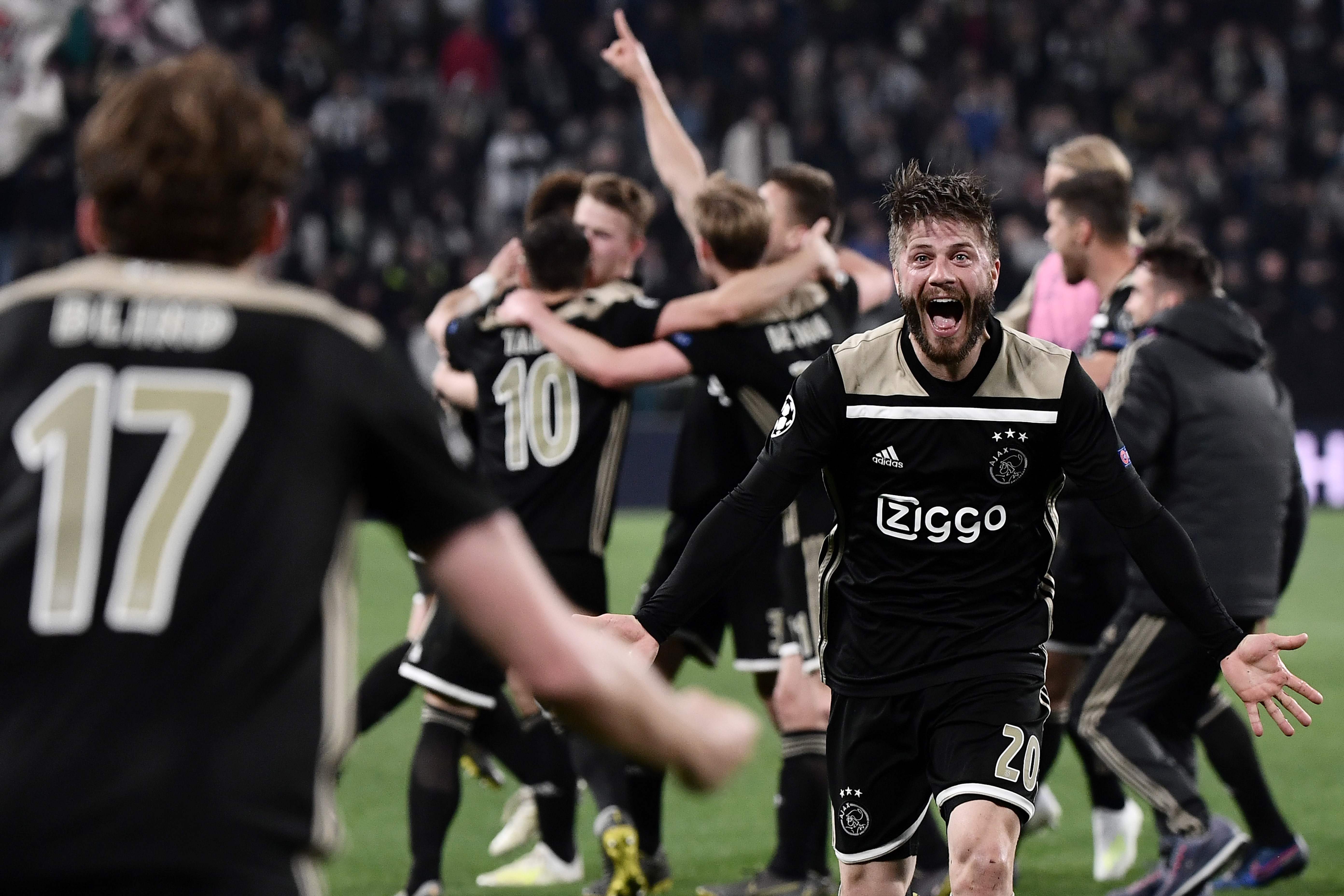 Para pemain Ajax merayakan keberhasilan mereka melaju ke semifinal Liga Champions selepas laga melawan Juventus.