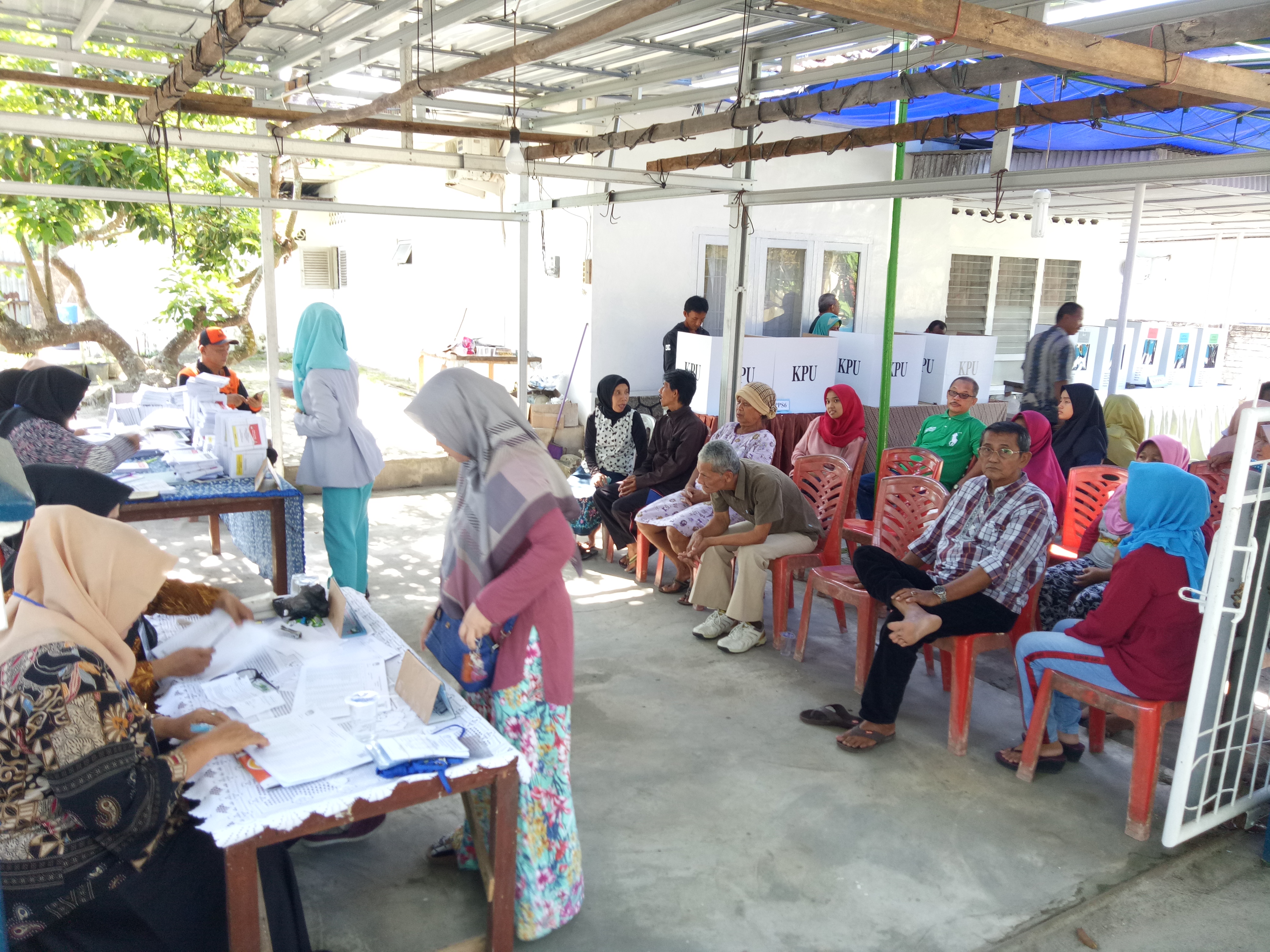  Di TPS 53 Kecamatan Sungailiat kekurangan puluhan surat suara