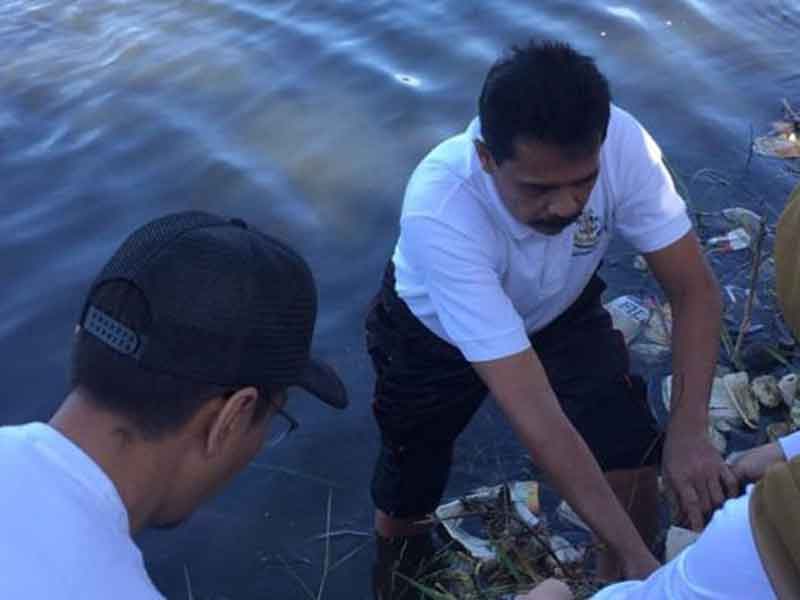 Pegawai Kantor Kejaksaan Negeri Depok, turut serta dalam kerja bakti membersihkan Setu Cilodong, Tapos, Depok