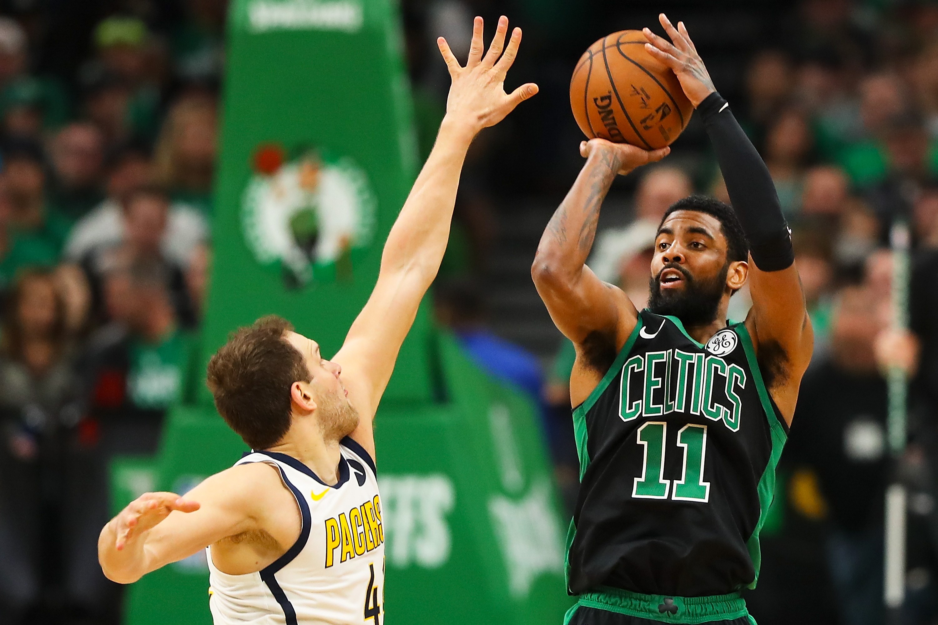 Kyrie Irving melepaskan tembakan dalam laga antara Boston Celtics dan Indiana Pacers