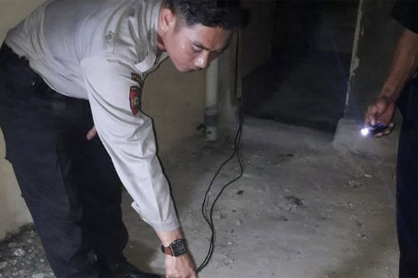 Petugas Polsek Tambang, melakukan olah TKP di lokasi Siswa SD tewas kesetrum di Kampar, Riau, Rabu (10/4).